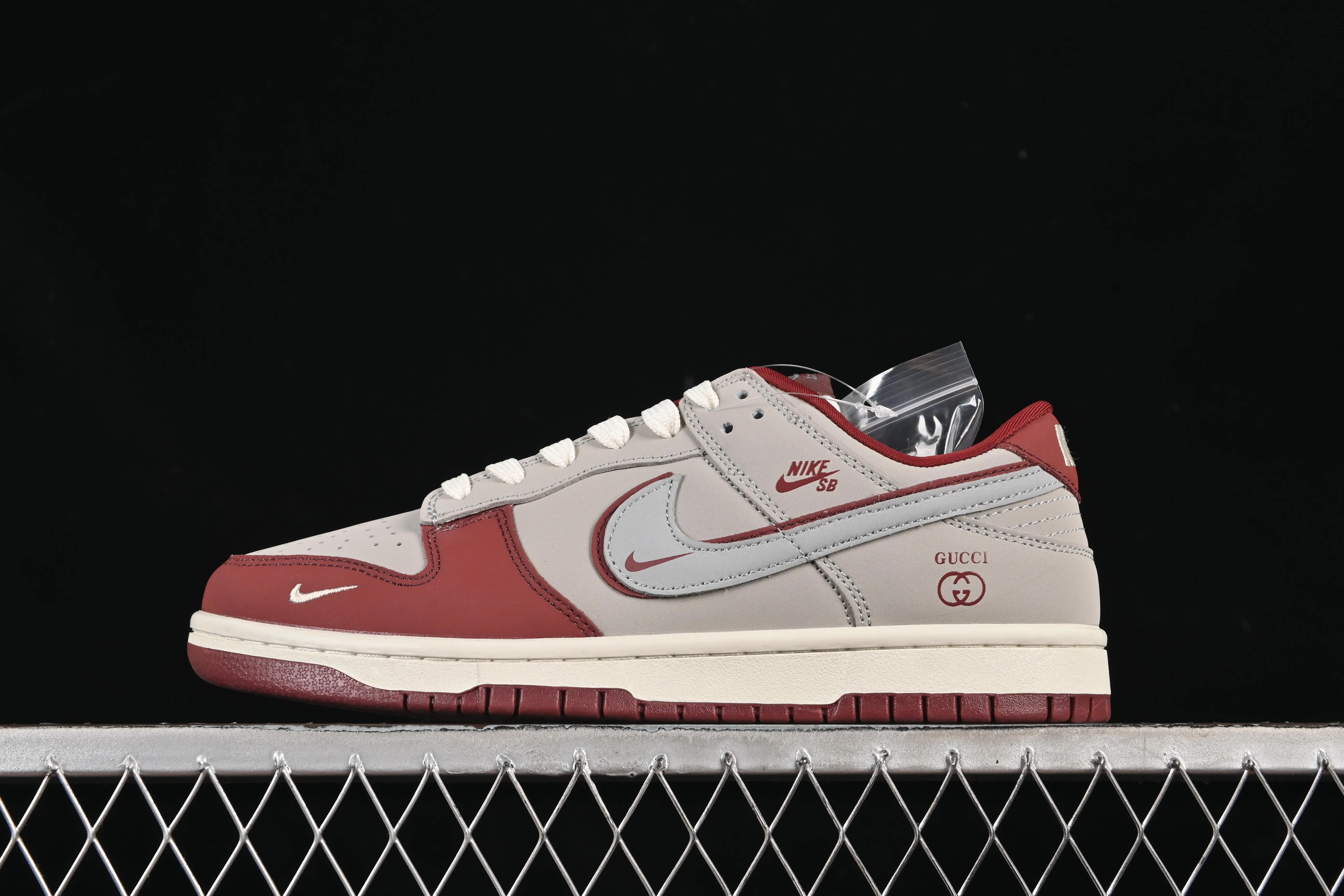 All categories Nk SB Dunk Series Nk SB Dunk Low High-end customized low-top sneakers Nike SB Dunk Low Gucci co-branded matte gray and red Anniversary high-end customized low-top casual sneakers XY2026-157